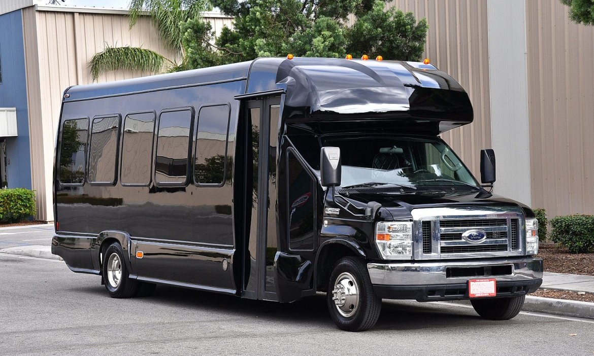 Coach Bus exterior image